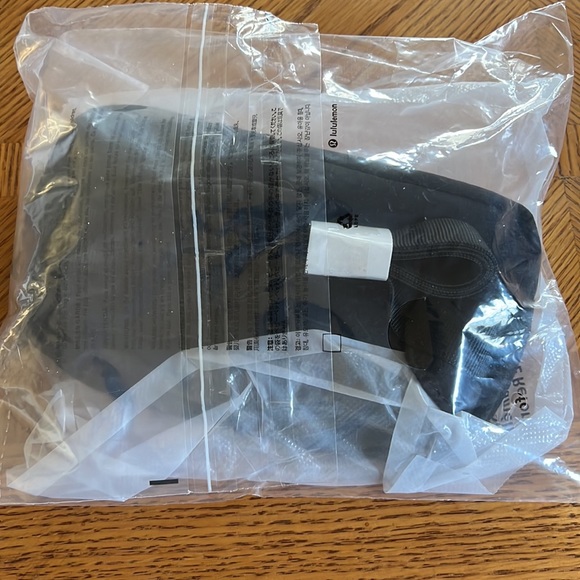 NWT Lululemon Mini Belt Bag in Black - Picture 9 of 10
